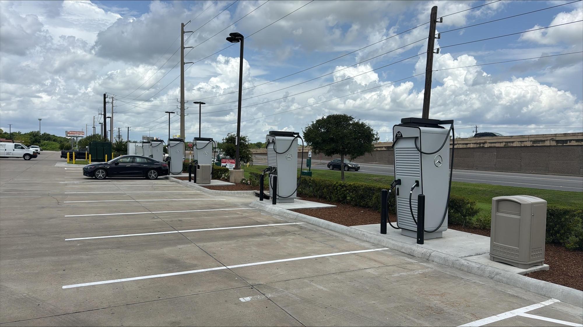 Baytown, TX charging station (a1RDo000000Z3e2MAC)